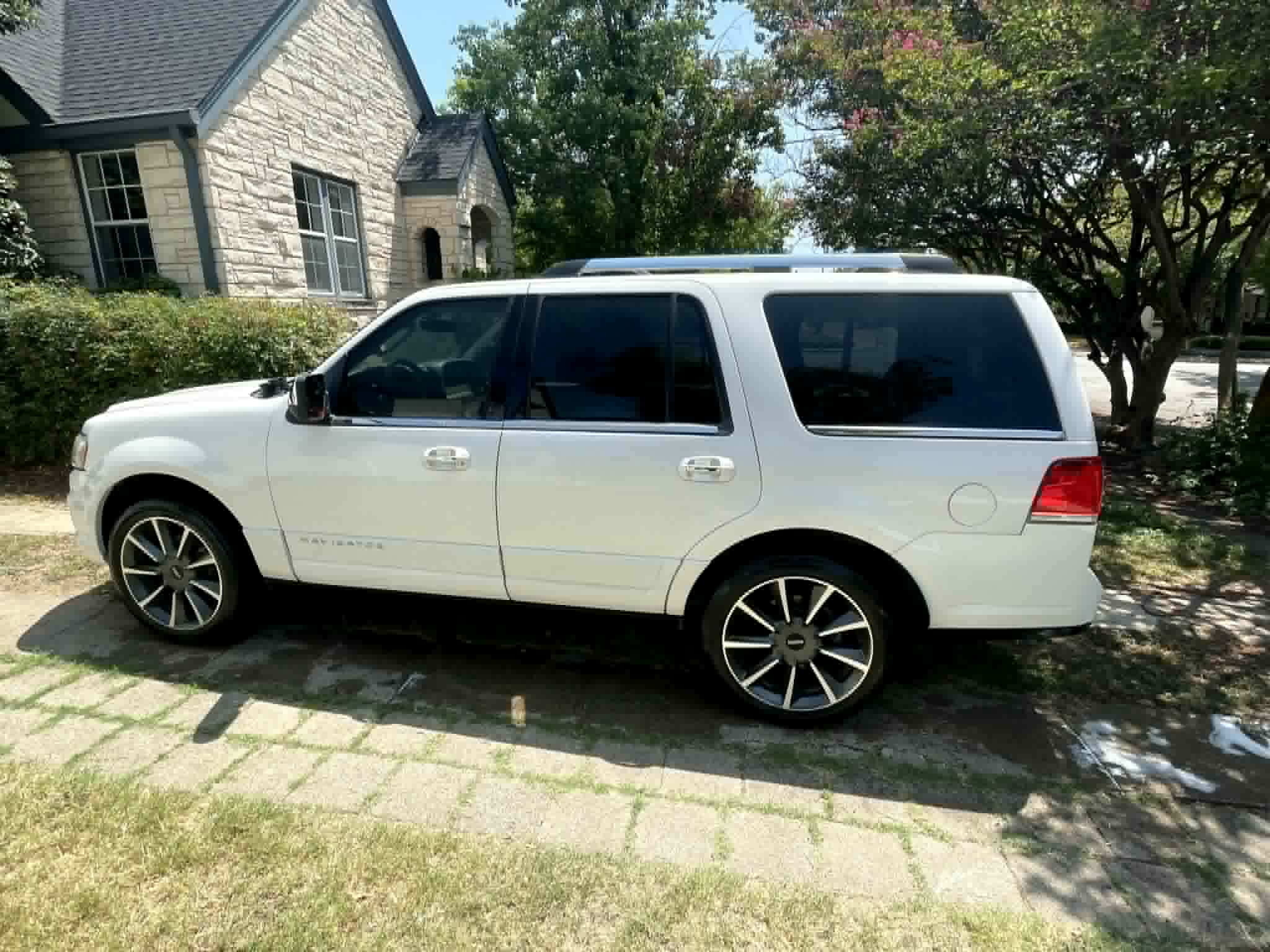 Detailed Lincoln Navigator with a mirror-like shine