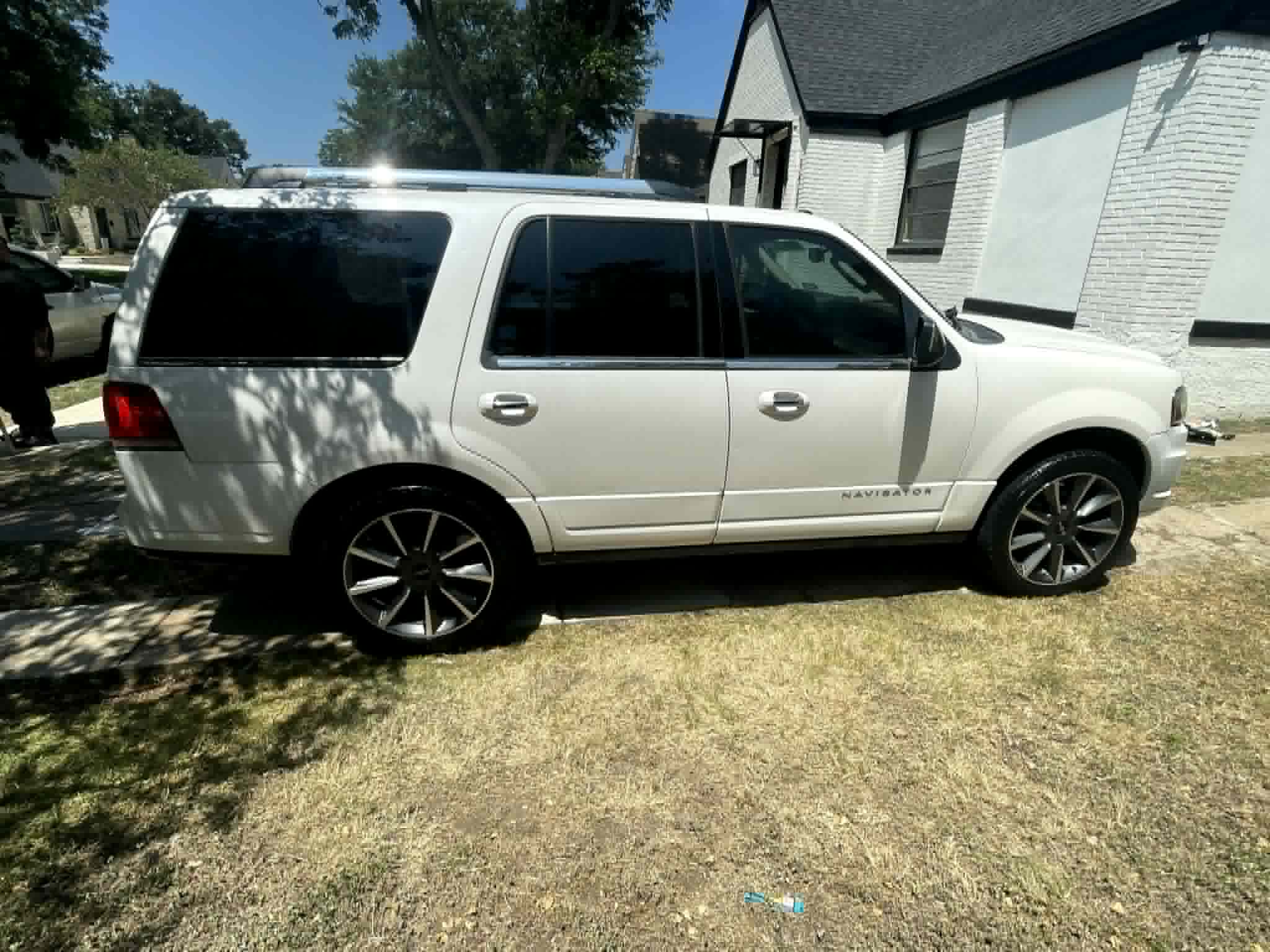 Detailed Lincoln Navigator parked in the driveway